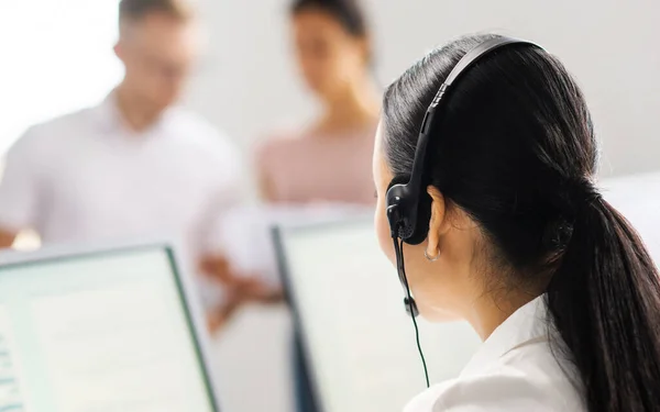 Team van professionele ondersteunend personeel werkzaam in het kantoor. Collega 's op de werkplek lossen klantproblemen op. Call center en customer support concept. — Stockfoto