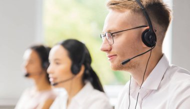 Ofiste çalışan profesyonel destek ekibi. İş yerindeki meslektaşlar müşteri sorunlarını çözer. Çağrı merkezi ve müşteri destek kavramı.