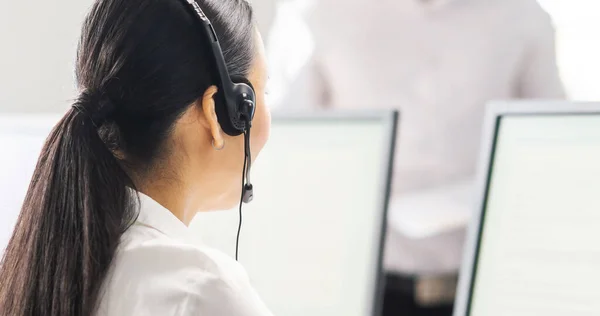 Team van professionele ondersteunend personeel werkzaam in het kantoor. Collega 's op de werkplek lossen klantproblemen op. Call center en customer support concept. — Stockfoto