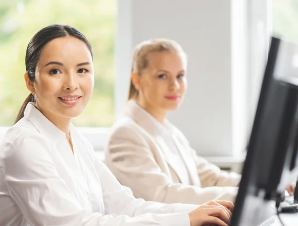 Team av professionell supportpersonal som arbetar på kontoret. Kollegor på arbetsplatsen löser kundproblem. Call center och kundsupport koncept. — Stockfoto