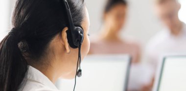 Ofiste çalışan profesyonel destek ekibi. İş yerindeki meslektaşlar müşteri sorunlarını çözer. Çağrı merkezi ve müşteri destek kavramı.