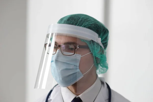 Beruflicher Arzt in der Krankenhauspraxis. Porträt eines jungen und selbstbewussten Arztes. Medizinisches Konzept. — Stockfoto