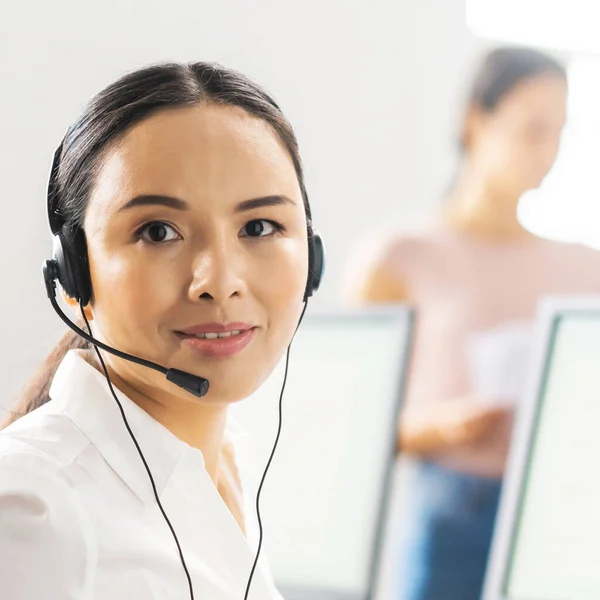 Team van professionele ondersteunend personeel werkzaam in het kantoor. Collega 's op de werkplek lossen klantproblemen op. Call center en customer support concept. — Stockfoto