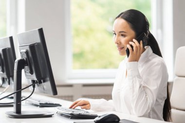 Asyalı kadın ofiste çalışıyor. İş yerindeki profesyonel bir yönetici müşterilerin sorunlarını çözer. İş ve finans kavramı.