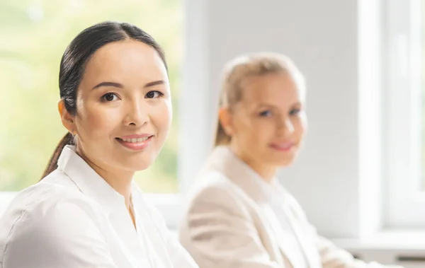 Team av professionell supportpersonal som arbetar på kontoret. Kollegor på arbetsplatsen löser kundproblem. Call center och kundsupport koncept. — Stockfoto