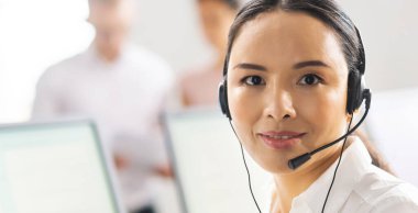 Ofiste çalışan profesyonel destek ekibi. İş yerindeki meslektaşlar müşteri sorunlarını çözer. Çağrı merkezi ve müşteri destek kavramı.