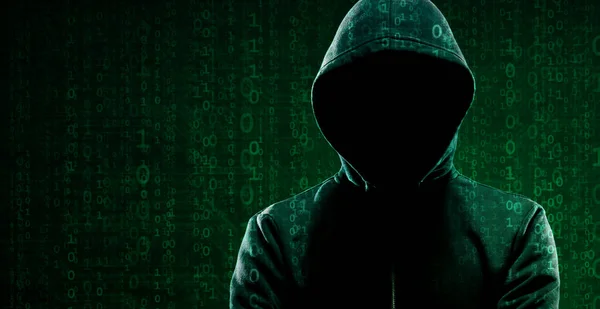 후디의 컴퓨터해 커. 검은 얼굴을 하고 있다. 해커 공격, 바이러스 감염 소프트웨어, 다크 웹 과 사이버 보안 개념 . — 스톡 사진