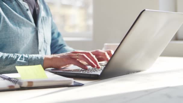 Jonge mannelijke ondernemer werkt op kantoor thuis aan de computer. Werkplaats van freelancer of student. Het begrip "telewerk en onderwijs". — Stockvideo