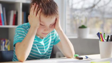 Çocuk Masa 'da ödevini yapıyor. Şirin Çocuk, Ders kitapları ve okul malzemelerinin yardımıyla evde öğreniyor. Öğrenim ve Eğitim Konsepti.