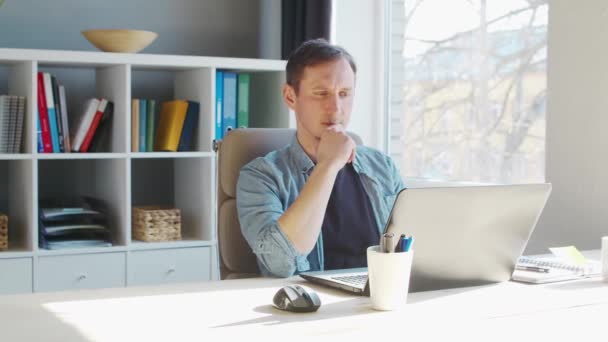 Jonge mannelijke ondernemer werkt op kantoor thuis aan de computer. Werkplaats van freelancer of student. Het begrip "telewerk en onderwijs". — Stockvideo