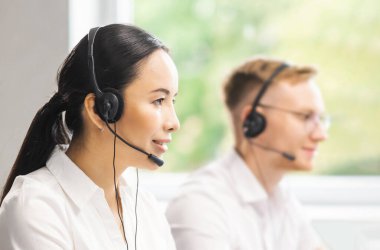 Ofiste çalışan profesyonel destek ekibi. İş yerindeki meslektaşlar müşteri sorunlarını çözer. Çağrı merkezi ve müşteri destek kavramı.