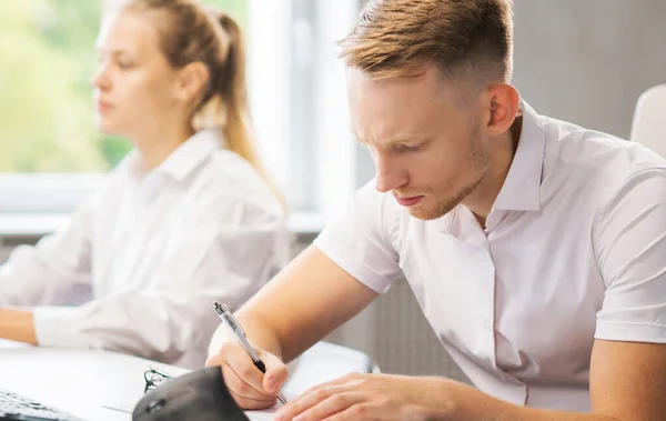 Team van professionele ondersteunend personeel werkzaam in het kantoor. Collega 's op de werkplek lossen klantproblemen op. Call center en customer support concept. — Stockfoto