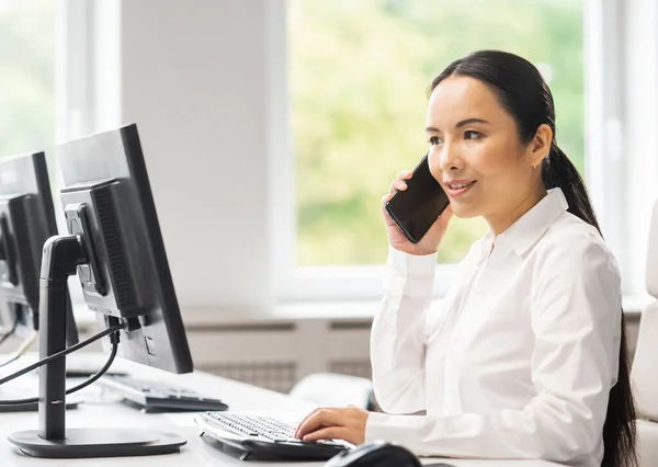 Mujer asiática trabaja en la oficina. Un gerente profesional en el lugar de trabajo resuelve los problemas de los clientes. Concepto de negocio y finanzas. —  Fotos de Stock