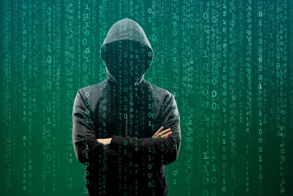 Hacker sobre fondo digital abstracto con elementos de código binario y programas informáticos. Concepto de ladrón de datos, fraude en internet, dark net y ciberseguridad. —  Fotos de Stock