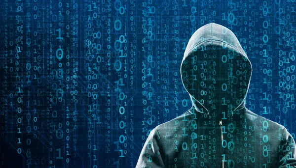 Hacker über abstrakten digitalen Hintergrund mit Elementen aus Binärcode und Computerprogrammen. Konzept von Datendieb, Internetbetrug, Darknet und Cyber-Sicherheit. — Stockfoto