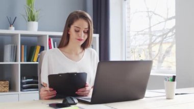 İçişleri Bakanlığı 'nda bilgisayar kullanan genç bir kadın. Kadın Girişimci, Freelancer ya da Öğrenci 'nin işyeri. Uzaktan Çalışma ve Eğitim Konsepti.