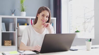 İçişleri Bakanlığı 'nda bilgisayar kullanan genç bir kadın. Kadın Girişimci, Freelancer ya da Öğrenci 'nin işyeri. Uzaktan Çalışma ve Eğitim Konsepti.