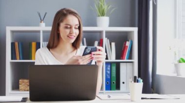 Genç Kadın İç İşleri 'nde Bilgisayar ve Smertphone kullanarak çalışıyor. Kadın Girişimci, Freelancer ya da Öğrenci 'nin işyeri. Uzaktan Çalışma ve Eğitim Konsepti.