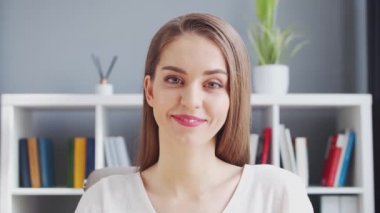 İçişleri Bakanlığı 'nda bilgisayar kullanan genç bir kadın. Kadın Girişimci, Freelancer ya da Öğrenci 'nin işyeri. Uzaktan Çalışma ve Eğitim Konsepti.