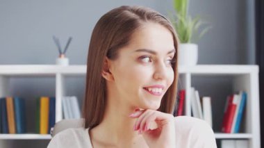 İçişleri Bakanlığı 'nda bilgisayar kullanan genç bir kadın. Kadın Girişimci, Freelancer ya da Öğrenci 'nin işyeri. Uzaktan Çalışma ve Eğitim Konsepti.