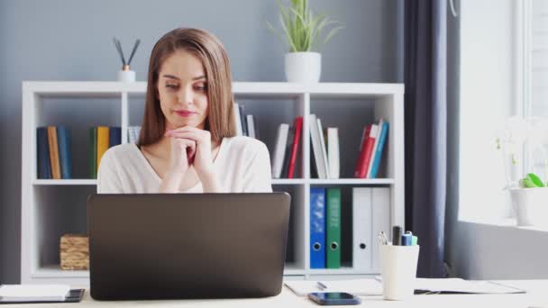 Jonge vrouw werkt bij Binnenlandse Zaken met behulp van de computer. Werkplaats van vrouwelijke ondernemer, freelancer of student. Concept telewerken en onderwijs. — Stockvideo