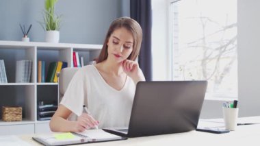 İçişleri Bakanlığı 'nda bilgisayar kullanan genç bir kadın. Kadın Girişimci, Freelancer ya da Öğrenci 'nin işyeri. Uzaktan Çalışma ve Eğitim Konsepti.