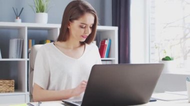Genç Kadın İnternet 'ten Banka Kredi Kartı Kullanarak İnternetten Satın Alım Yapıyor. Kadın Girişimci, Freelancer ya da Öğrenci 'nin işyeri. Ödeme Sistemleri Konsepti.