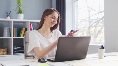 Genç Kadın İç İşleri 'nde Bilgisayar ve Smertphone kullanarak çalışıyor. Kadın Girişimci, Freelancer ya da Öğrenci 'nin işyeri. Uzaktan Çalışma ve Eğitim Konsepti.