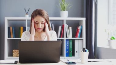 İçişleri Bakanlığı 'nda bilgisayar kullanan genç bir kadın. Kadın Girişimci, Freelancer ya da Öğrenci 'nin işyeri. Uzaktan Çalışma ve Eğitim Konsepti.