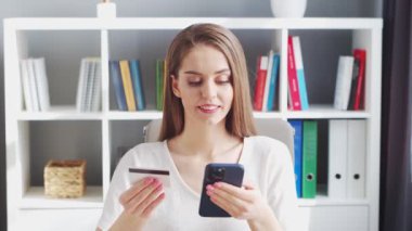 Genç Kadın İnternet 'ten Banka Kredi Kartı Kullanarak İnternetten Satın Alım Yapıyor. Kadın Girişimci, Freelancer ya da Öğrenci 'nin işyeri. Ödeme Sistemleri Konsepti.