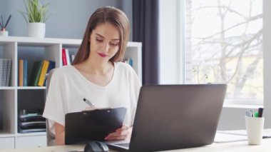 İçişleri Bakanlığı 'nda bilgisayar kullanan genç bir kadın. Kadın Girişimci, Freelancer ya da Öğrenci 'nin işyeri. Uzaktan Çalışma ve Eğitim Konsepti.
