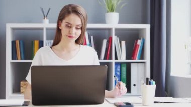 İçişleri Bakanlığı 'nda bilgisayar kullanan genç bir kadın. Kadın Girişimci, Freelancer ya da Öğrenci 'nin işyeri. Uzaktan Çalışma ve Eğitim Konsepti.