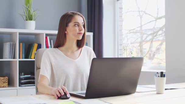 Junge Frau arbeitet im Home Office am Computer. Arbeitsplatz der Unternehmerin, Freiberuflerin oder Studentin. Fernarbeit und Bildungskonzept. — Stockvideo