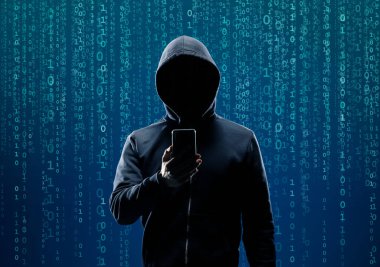 Aranan Hacker, Soyut İkili Kod kullanarak Virüs Fidye Yazılımını Kodluyor. Siber saldırı, Sistem Kırma ve Kötü Yazılım Kavramı.
