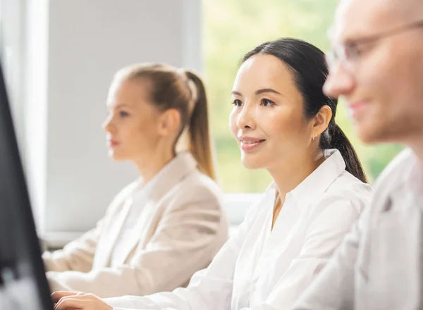 Equipo de personal de apoyo profesional que trabaja en la oficina. Los colegas en el lugar de trabajo resuelven los problemas de los clientes. Centro de llamadas y concepto de atención al cliente. — Foto de Stock