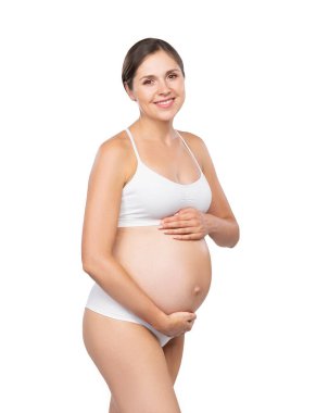 Mayolu hamile bir kadın. Bebek bekleyen ve karnına dokunan kız beyaz arka planda izole edilmiş..