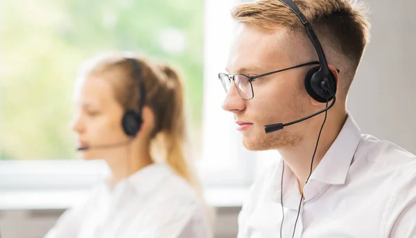 Team di personale di supporto professionale che lavora in ufficio. I colleghi sul posto di lavoro risolvono i problemi dei clienti. Call center e concetto di assistenza clienti. — Foto Stock