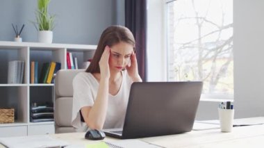 İçişleri Bakanlığı 'nda bilgisayar kullanan genç bir kadın. Kadın Girişimci, Freelancer ya da Öğrenci 'nin işyeri. Uzaktan Çalışma ve Eğitim Konsepti.