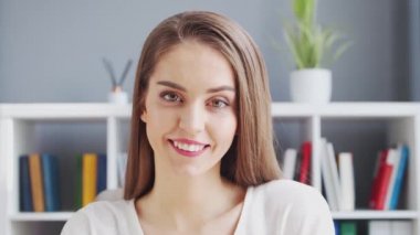 İçişleri Bakanlığı 'nda bilgisayar kullanan genç bir kadın. Kadın Girişimci, Freelancer ya da Öğrenci 'nin işyeri. Uzaktan Çalışma ve Eğitim Konsepti.