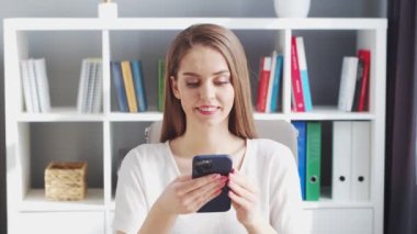 Genç Kadın İç İşleri 'nde Bilgisayar ve Smertphone kullanarak çalışıyor. Kadın Girişimci, Freelancer ya da Öğrenci 'nin işyeri. Uzaktan Çalışma ve Eğitim Konsepti.