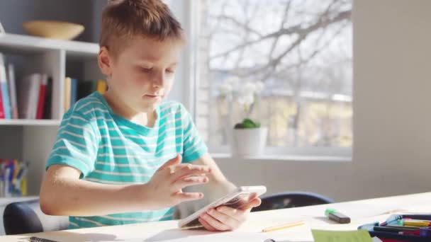 Αγόρι Κάνει Τις Εργασίες Του Στο Τραπέζι Χαριτωμένο Παιδί Μαθαίνει — Αρχείο Βίντεο