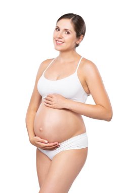 Mayolu hamile bir kadın. Bebek bekleyen ve karnına dokunan kız beyaz arka planda izole edilmiş..