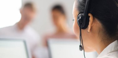 Ofiste çalışan profesyonel destek ekibi. İş yerindeki meslektaşlar müşteri sorunlarını çözer. Çağrı merkezi ve müşteri destek kavramı.