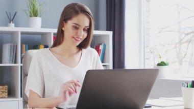 İçişleri Bakanlığı 'nda bilgisayar kullanan genç bir kadın. Kadın Girişimci, Freelancer ya da Öğrenci 'nin işyeri. Uzaktan Çalışma ve Eğitim Konsepti.