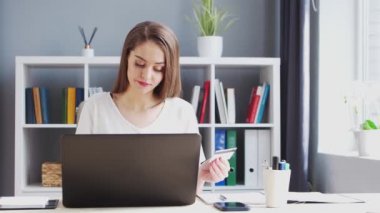 Genç Kadın İnternet 'ten Banka Kredi Kartı Kullanarak İnternetten Satın Alım Yapıyor. Kadın Girişimci, Freelancer ya da Öğrenci 'nin işyeri. Ödeme Sistemleri Konsepti.