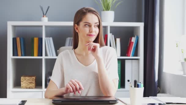 Jonge vrouw werkt bij Binnenlandse Zaken met behulp van de computer. Werkplaats van vrouwelijke ondernemer, freelancer of student. Concept telewerken en onderwijs. — Stockvideo