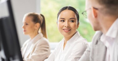 Ofiste çalışan profesyonel destek ekibi. İş yerindeki meslektaşlar müşteri sorunlarını çözer. Çağrı merkezi ve müşteri destek kavramı.