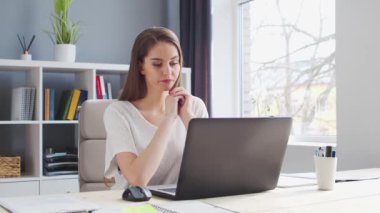 İçişleri Bakanlığı 'nda bilgisayar kullanan genç bir kadın. Kadın Girişimci, Freelancer ya da Öğrenci 'nin işyeri. Uzaktan Çalışma ve Eğitim Konsepti.