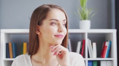 İçişleri Bakanlığı 'nda bilgisayar kullanan genç bir kadın. Kadın Girişimci, Freelancer ya da Öğrenci 'nin işyeri. Uzaktan Çalışma ve Eğitim Konsepti.