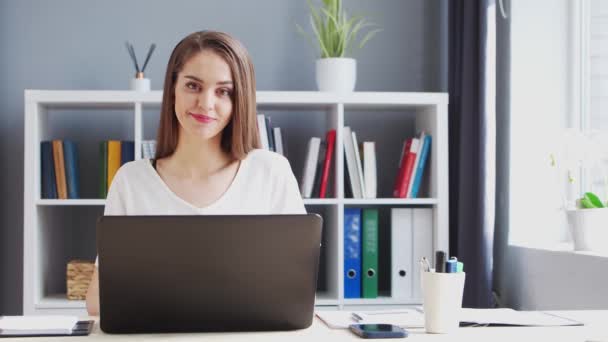 Junge Frau arbeitet im Home Office am Computer. Arbeitsplatz der Unternehmerin, Freiberuflerin oder Studentin. Fernarbeit und Bildungskonzept. — Stockvideo